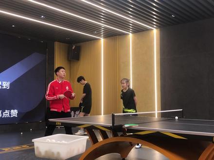 世界冠军方博的直播间现场,学习怎么把正手拉球,拉转拉稳,纠正错误动作,立竿见影#冠军🏆风采 #是时候展现真正的技术了 #儿童乒乓球教学 #国球乒乓