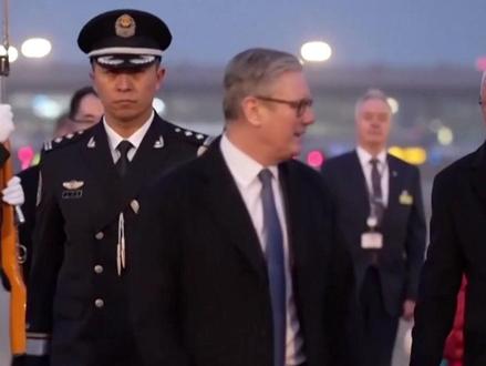 从来时的略带拘谨 到走时的从从容容!英国首相#斯塔默这趟来对了 #英国 #斯塔默