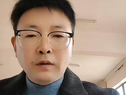 2025年海门区初中毕业体育统一考试选考项目考试方案解读。
2025年海门区首次采用电子化测试,所有选考项目均使用电子测试仪,考试时间为4月10-14日。
跳绳、实心球考生不可自备。
篮球、足球、排球考生可自备。
立定三级蛙跳、掷实心球有三次测试机会。
男生引体向上、女生双杠直臂前移、篮球足球排球有两次测试机会。
200米跑、一分钟仰卧起坐、一分钟跳绳有一次测试机会,也可申请重测。