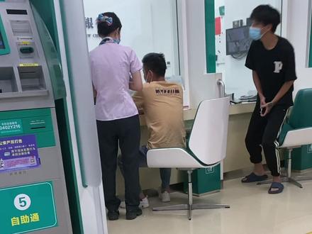 农业银行一个月让人限额两次,一天限用500,转余额宝都不可以,只能存在农业银行!!还说我最多调到1万,我余额都不止这么多,让我以后用建设银行!太多黑幕了!吵一下才调到2万额度,这个还能讲价还价的!