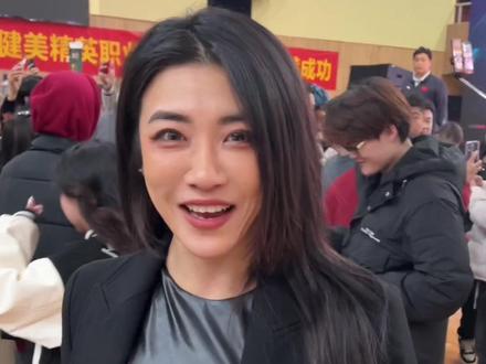 刚刚发生了什么?我竟和大杨哥、小杨哥一起看了场健美比赛???#疯狂小杨哥 #嘴哥参加健体比赛 #小杨哥 #比赛现场