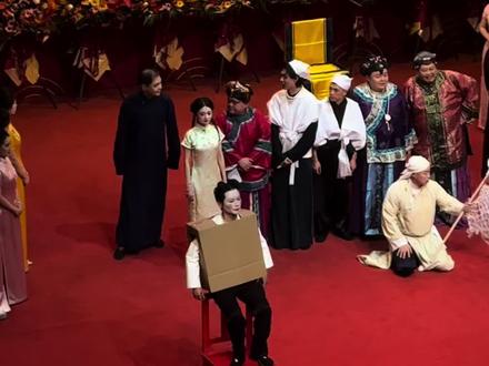 周九橘上来先给了他哥一jio,后面道爷出场俩人各有各的小节目 #孟鹤堂 #周九良 #纲丝节