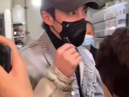 王鹤棣回乐山老爸炸串店,现场粉丝尖叫#王鹤棣 #王鹤棣回乐山炸串店 #娱乐评论大赏