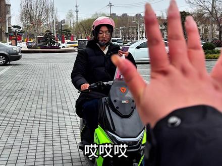 惊!雅迪店员半路劫车竟是为了……教我白鲨投屏导航教程?#秀出你的座驾 #安全骑行头盔必须戴 #雅迪电动车 #祝你马上成功马上发 #汽车知识科普 @DOU+小助手 @抖音来客官方助推官 @生活服务热点中心