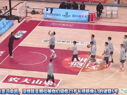 有点高估自己了,很多素材找不到,这种视频衔接也有点生硬。想尝试点新东西,球员独白,欢迎大家在评论区提供意见。冯俞凯是浙ba打到现在进步很大的球员,硬生生把凯皇这个称号从贬低打成爱称的人,让我们继续为诸暨队加油,明天会剪辑诸暨vs温州全场比赛#篮球 #浙ba#诸暨队#冯俞凯