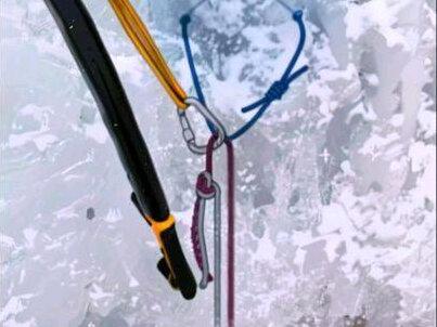 攀冰下降锚点设置|阿巴拉科夫冰洞
“在攀冰中,如何安全、高效地设置下降点,是每个攀登者必须掌握的技能。今天,我们将学习一种被誉为‘冰上艺术’的保护点制作方法——阿巴拉科夫冰洞。”
“它的原理很简单:用冰锥在坚实的冰壁上,钻出两个交叉的孔洞,形成一条‘V’形隧道。然后,将辅绳穿过去并打结,形成一个坚固的绳圈,作为下降或保护的锚点。”
“制作它,你只需要三样核心装备:
1. 冰锥: 长度建议16-21厘米,用于钻孔。
2. 辅绳: 直径6-8毫米以上,长度约1-2米,用于制作绳套。
3. 冰钩(冰洞钩): 核心工具,用于将绳子从对面的孔洞中钩出来。”
🧊️步骤一:选择与准备冰面
“第一步,选择冰壁。必须寻找坚硬、厚实、无可见裂纹的冰体。用冰镐清理掉表面的碎冰,创造一个平整的工作区域。”
🧊️步骤二:钻第一个孔
“握住冰锥,与冰面呈约60度角,斜向钻进。第一个孔的深度应超过15厘米,确保有足够的冰体承重。”
🧊️步骤三:钻第二个交叉孔
“在距离第一个洞口10-20厘米处,以同样的角度钻第二个孔。关键在于两个孔必须在冰层深处交叉贯通。这需要一些手感练习,通常两个60度的斜孔会在深处相遇。”
🧊️步骤四:穿绳
“现在穿绳。先将绳子一端放入A孔。然后,用冰钩从B孔深入,在交叉点钩住绳子,慢慢拉出。这样,绳子就完成了V形穿越。”
🧊️步骤五:打结与整理
“将两根绳头用双渔人结连接,形成绳套。收紧绳结,并确保绳结陷入孔口,避免直接受力磨损。”
冰洞制作完成。
⚠️重要安全须知:
▪️1. 强度有限: 单个冰洞在低温硬冰下承重约为6-12千牛,通常仅用于下降或作为副保护,绝不建议作为单一先锋保护点。”
▪️ 2. 环境评估: 在温度较高、冰质较软时,必须制作2个或3个冰洞,间距保持50厘米以上,并使用绳套均衡分担力量。”
▪️3. 必须备份: 首次使用自己制作的冰洞下降时,务必在旁边拧入一个冰锥作为备份。观察无误后,再移除备份。”
▪️4. 终身学习: 这项技术需要大量练习。请在经验丰富的攀登者指导下,在安全环境中反复训练,切勿第一次就在实际攀登中冒险使用。”
“阿巴拉科夫冰洞,体现了攀登者的智慧与对自然的低影响。掌握它,让你的冰壁之旅更加自主与安全。”
#攀冰 #阿式攀登 #阿布拉克夫冰洞 #V型冰洞#攀冰如何设置下降锚点