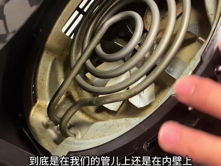 空气炸锅如何清洗,一个视频说一下吧!1.空气炸锅四种部位的清洗方法:
①外壁:擦拭;
②内壁:洗洁精冲洗;
③托盘:洗洁精刷洗、白醋+小苏打清洗;
④加热仓:湿敷+厨房油污清洁剂浸湿软化+擦拭。
2.从温和到强力的四种清洁方法:
①清水擦拭;
②洗洁精清洗;
③白醋+小苏打;
④厨房油污清洁剂。
#空气炸锅清洗方法 #日常生活小妙招 #厨房攻略 #厨房小妙招 #厨房