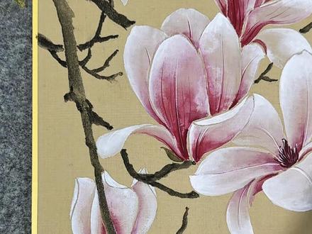 笔尖一蘸,就是一整个春天!玉兰花教程来啦
画这幅画的时候,感觉时间都慢下来了。
看着笔尖的白色和粉色在纸上慢慢晕开,真的能感受到那种冰肌玉骨的仙气。
别以为画国画很难,这次把步骤都录下来了,一起感受这份安静和美好吧。
画完心情都变好了,赶紧@你想一起学画画的朋友!
#国画 #没骨画 #玉兰花 #国画教程 #零基础学画画