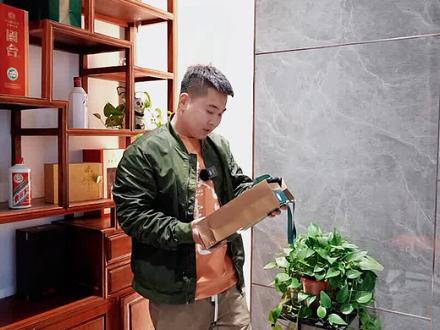 习酒这次的新品可以说受到了很多人的喜爱,不只是因为用了透明的翡翠瓶型。也是因为用到了习酒十五年的陈酿酒质。高于君品。而且星耀盛世的名字听起来也更加的有意义#习酒 #酱香酒 #习酒星耀盛世#白酒