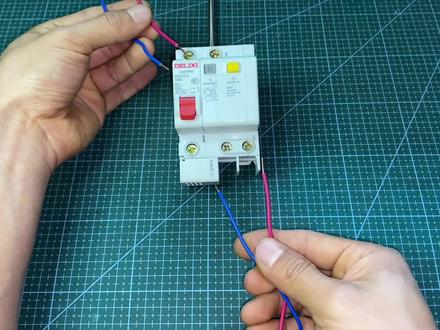 漏电开关正确接线方法,千万别把零火线接错了,不然很危险 #跳闸 #漏电开关 #生活小窍门 #电工 #家电维修