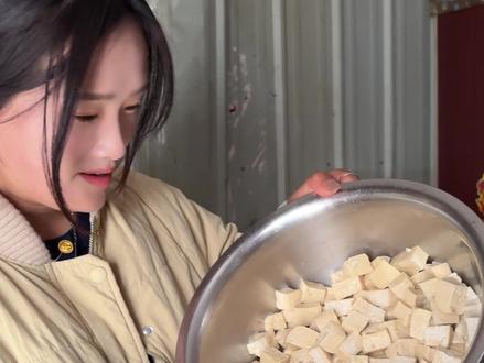 #手工制作 #臭豆腐乳的做法 #农村美食 腐乳下半段来了