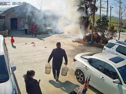 一个二踢脚🧨,把树炸火了,来年红红火火😂😂