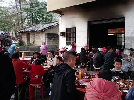 广西女性上桌吃饭,为什么引发那么大的关注?这不是天经地义吗
