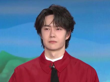 王一博春晚鞋底打滑0.1秒临场化解,郭富城盛赞王一博是舞王!