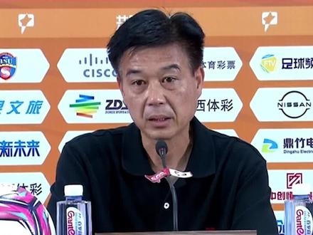 这段话真让人听破防了!陕西长安竞技主帅冯峰发布会哽咽:老是光着脚,脚也会疼,心也会疼!#陕西长安竞技 #中甲 #中国足球