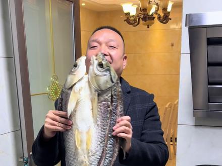 今天我们黄姐,送了一条湖北风干鱼给我们,我老公给我做了四川的做法,麻麻辣辣真好吃,幸福很简单,有人记挂你,有人愿意为你做饭#会下厨的男人 #夫妻日常 #宠妻 #家常美食 #幸福的味道