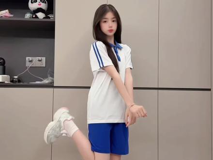 明天就要交稿了 怎么办呀~ #饼干摇4 #甜妹 #手势舞 #骆驼星月童鞋 #骆驼儿童 @骆驼休闲儿童旗舰店