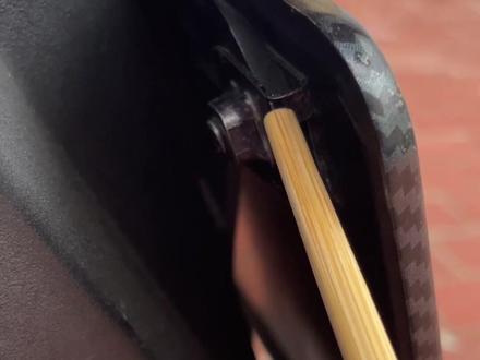 牌照螺丝从后面拧不了,就得先卸载掉牌照帽才行,先拆掉牌照防盗帽。#牌照防盗盖 #车牌螺丝帽 #踏板摩托 #uy125