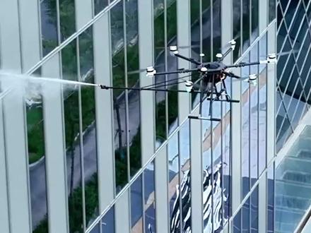 会飞的“清洁工”来了,雄安楼宇清洗用上无人机 “起飞!”7月16日上午9时许,随着操控员的一声令下,雄安高新区中交未来科创城办公楼外,一架无人机腾空而起,高压水流精准冲刷着玻璃幕墙上的积灰,宛若一名训练有素的“清洁工”。