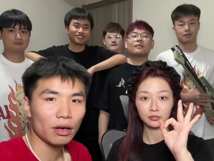 其实我们平常在ktv唱歌都匪长的豪庭!#阿哲和倩怡 #185大帅哥 #自动挡吉他 #情侣 #liberlive无弦吉他