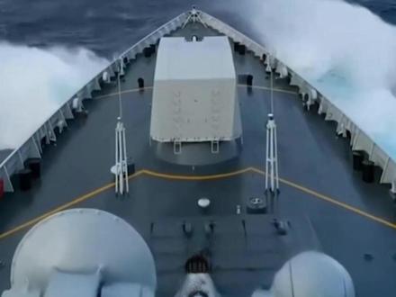 挑衅意图明显!太原舰突遭外舰高速接近, 全舰立即进入战斗状态,成功驱离!#太原舰 #海军 #训练 #外舰 (来源:央视军事)