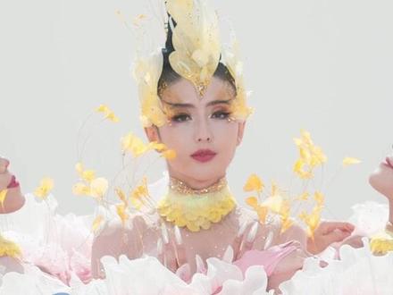 佟丽娅团队回应河南春晚《花开富贵》:跳舞时需要全神贯注每个关节延展, 每根手指的指向,甚至要配合呼吸的深浅,来控制肌肉的细微颤动模拟牡丹花开#2026河南春晚
