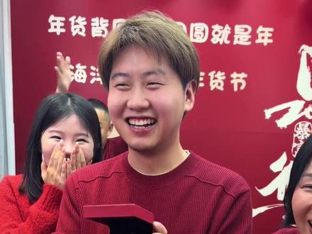 1月27日发布,#孙卓22岁生日父亲孙海洋送奔驰作礼物 ,这是他对缺席儿子童年和少年时光的的弥补,孙海洋:这本来就是属于我们卓卓的 (编辑:凝凝)#孙卓 #孙海洋