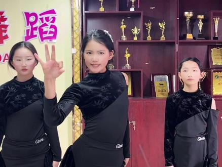 谁偷吃了女王陛下的蛋挞,看我不砍了她的头,搞笑的女王陛下😂#水果蛋挞#搞笑视频#舞蹈课堂随拍 #上热门 #兰兰舞蹈