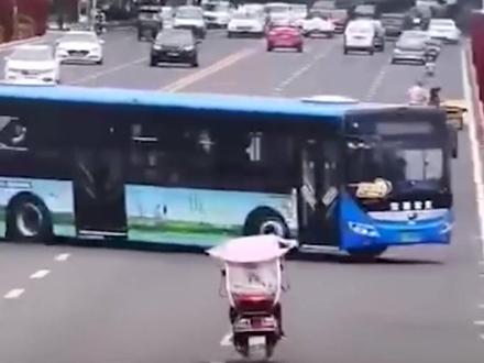 车上的人太无辜了…… #公交车 #司机