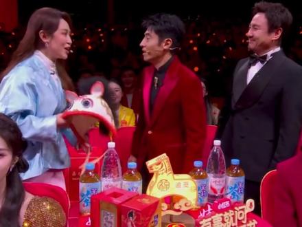 撒贝宁的马年“生肖帽”来啦,马丽给他戴上后遮住了眼睛,一旁的沈腾也给自己戴了一顶,小撒:站在你们中间我是“神马”了。