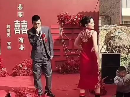 服装限制了新娘子跳舞发挥了#农村婚礼 #农村婚礼现场 #新娘跳舞 #婚礼现场 #内容过于真实