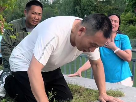想念妈妈。离别天堂两茫茫,日夜思念我的娘。此生在无娘亲伴,余生只有泪两行,妈妈我想你了。#想念 #想念天堂的妈妈#想你