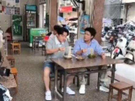 当明星遇上3元一碗的金田谷山粉,惊讶写满脸上😳老表们集体在线喊话:求求别把我们“3闷鸡”的粉吃涨价啦!#王祖蓝#吴兆麟 #桂平#广西 #嗦粉#嗦粉