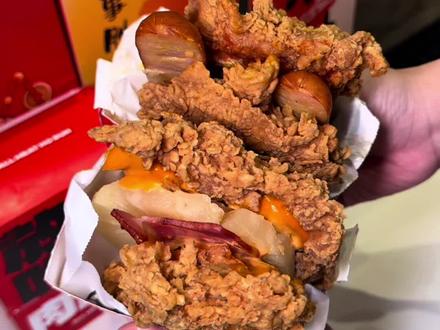 一口下去全是肉的肉霸堡,肉食党们快冲呀#肯德基 #美式烤肠鸡腿肉霸堡 #培根鸡腿肉霸堡 #肉多就是霸道 #肯德基