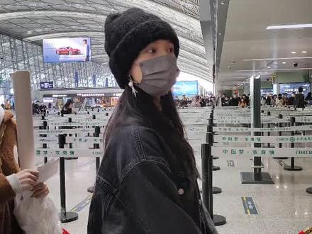 #张婧仪 婧仪男粉昨天为了见她当保安上热搜了刚才这男粉站我后面 他问婧仪看熊猫了吗 婧仪说没有 看到你了 我转过头就问那个男生 我说保安是你吗 他就害羞了哈哈哈哈哈哈哈哈哈哈哈