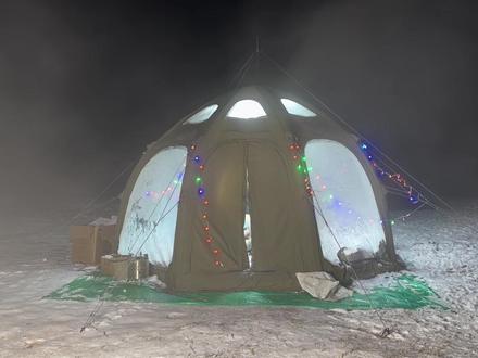 在零下二十度的户外搭建帐篷庇护所,没想到睡到半夜床塌了