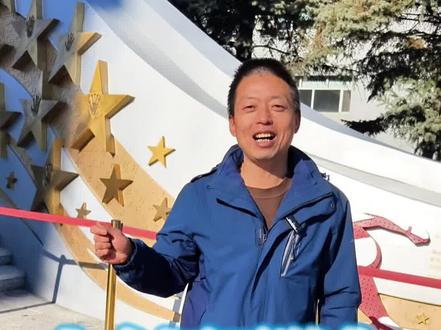 七台河要举办首届冰超联赛 七台河市今年冬季将推出首届七台河冰上运动超级联赛。该比赛以冰上欢乐滑为核心赛事,同步开展雪地徒步、冰上龙舟、冰上太极拳、冬泳、雪地健身舞展示等活动,为群众提供冰雪运动体验平台。联赛赛场设在桃山湖,主打超级大、超级美、超级好玩三大特色。赛场规划了11公里的赛道,设专业竞技线与大众体验线,并配有医疗点、移动卫生间、换刀暖房等设施。活动现场将打造“冰雪冠军长廊”等景观,夜晚设有主题灯光秀,形成“昼赛夜赏”的特色场景。赛道周边设置抽冰陀螺、打出溜滑等冰雪游玩互动项目,并建有“冰雪驿站”,提供取暖、热饮等服务保障#七台河文旅 #七台河体育 #途途旅游 #冰超@途途旅游七台河 @爱上七台河 @七台河生活