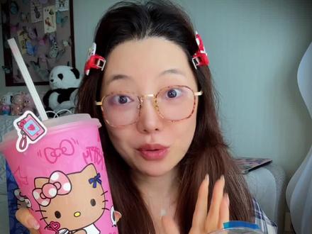 好一个瑞幸×hello Kitty‼️你们想看的都测啦 真的很难拒绝这么可爱的联名啊😭#五月老喝家 #我的咖啡续命日常 #瑞幸咖啡 #瑞幸新品 #咖啡测评