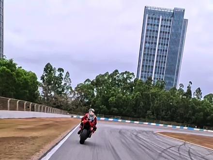 春风675sr赛车介绍+首次体验珠海赛道的感受! 真的蛮有意思的一条赛道#宇智波老九#春风675sr#世钊车队#珠海国际赛车场#骑向赛道