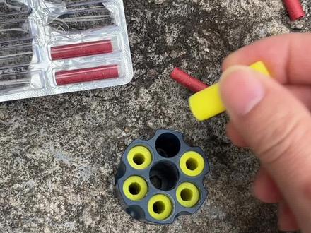 左轮玩具手枪怎么装摔炮整个流程来了#左轮玩具手枪 弹射角度对着墙壁效果很好,地面的角度要垂直些