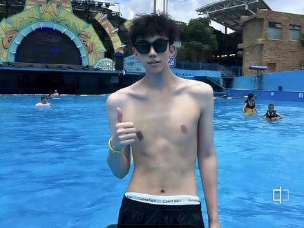 怪不得男朋友跟我说以前有过八块腹肌,原来是这样来的。#p图教程 #出片不用动脑#男生变帅成本有多低 #醒图 #醒图创作者