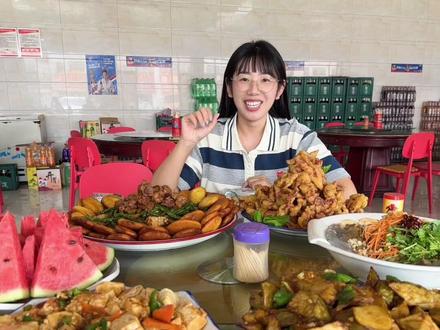 请问,在东北吃饭到底应该点几个菜?震惊东北人的东北菜量!#东北 #家乡的味道 #东北特色