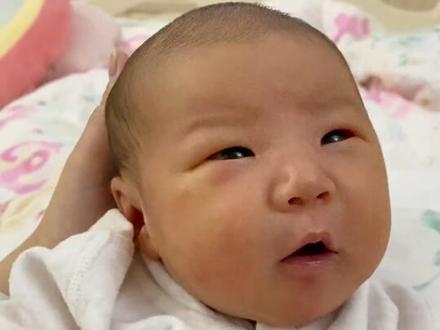 哎~这两口子长滴还行,家里铺了地板还吊了棚,这家条件不错,投胎投对了!#人类幼崽成长记 #搞笑配音 #搞笑宝宝 @抖音小助手 @DOU+小助手