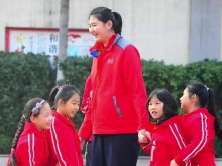 #中国女篮#张子宇 摸高3米15,父母都是职业篮球运动员,曾一场比赛砍下68分