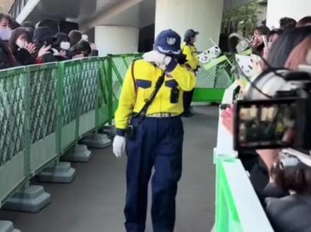 旅日大熊猫“晓晓”“蕾蕾”开放参观最后一天,#日本民众含泪挥别最后两只大熊猫 。这是日本半个世纪来首个“无熊猫时代”。