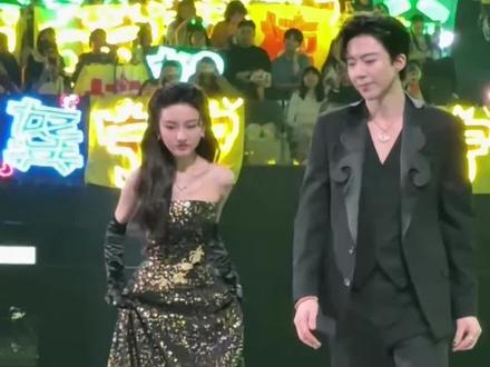 我最爱的折腰就这么在我面前领奖!
激动晕!魏劭!君侯归!#折腰 #刘宇宁 #星光大赏 #魏劭