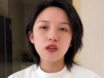我吃小金蛋、宝子吃小红帽。小红帽可以去我的橱窗看哦~