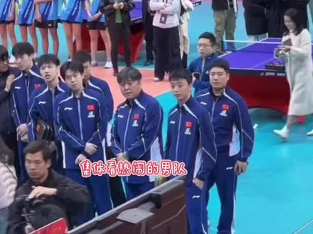 国乒男队参加重庆校园活动,男队集体看热闹,梁靖崑在后面遛弯#王楚钦#梁靖崑#国乒男队重庆校园活动