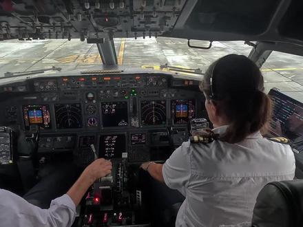 沉浸式体验波音737起飞过程 一架波音737-700正准备从亨利科安德国际机场起飞,起飞机场天气并不是太好,操作飞机的是右座的美女飞行员,我们一起来看看。。。#一起看飞机 #飞行视角 #起飞🛫 #飞友日常