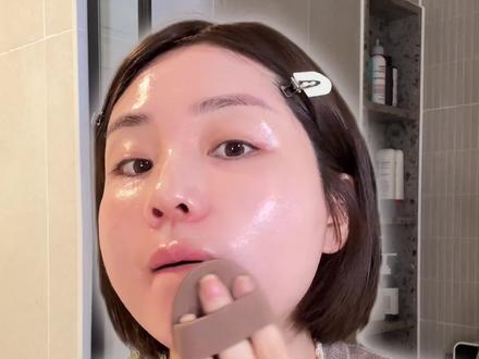 韩系清透服帖不卡粉底妆,人人可拥有!
妆前水光3部曲打底,确保皮肤是水润吃妆的状态,气垫不要直接拍在脸上,而是先推后拍(一定要用专门打造水光肌的粉扑)!普通粉扑影响效果~
#水光肌 #水光肌妆容 #水光肌气垫 #韩妆真的不难学 #韩系底妆